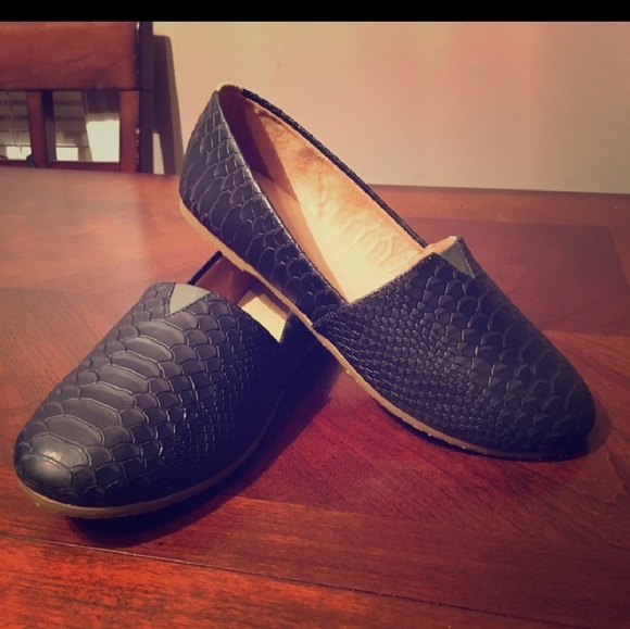 Black Tkees- Flat with snake print - Picture 1 of 3